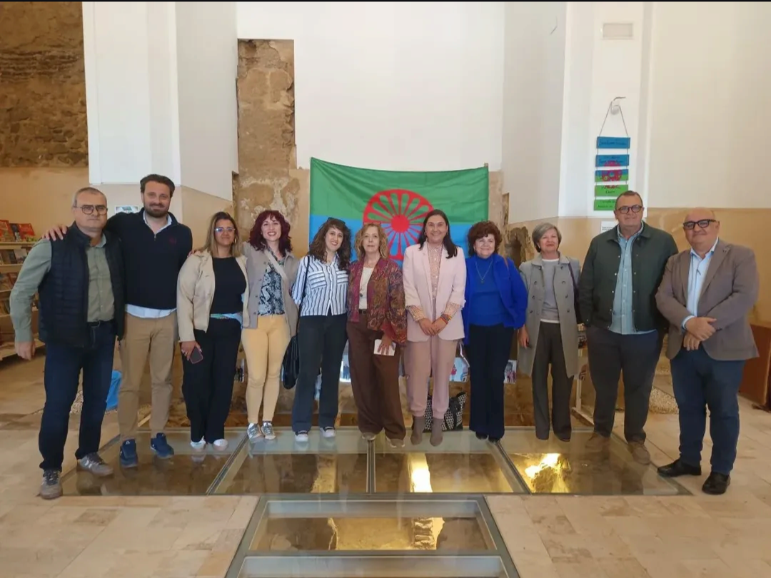 Autoridades, representantes de entidades y participantes en la celebración del Día Internacional del Pueblo Gitano en el Centro Socio-comunitario de San Pedro, en Lorca.
