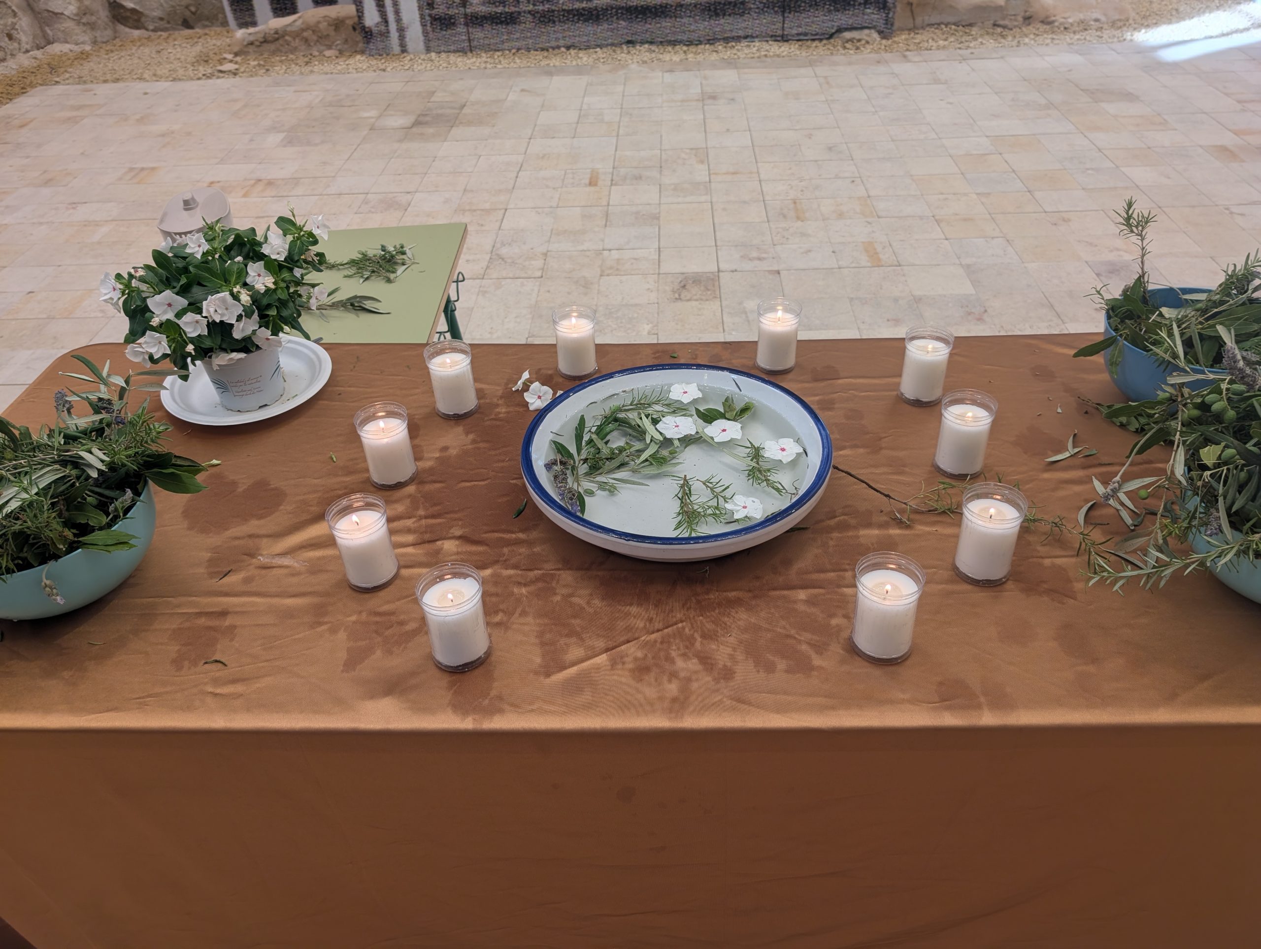 Lebrillo de San Pedro con candelas, agua y hierbas aromáticas en el Centro Socio-comunitario de San Pedro